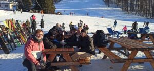 Alunni sulle piste di sci in un punto ristoro a Bradonecchia